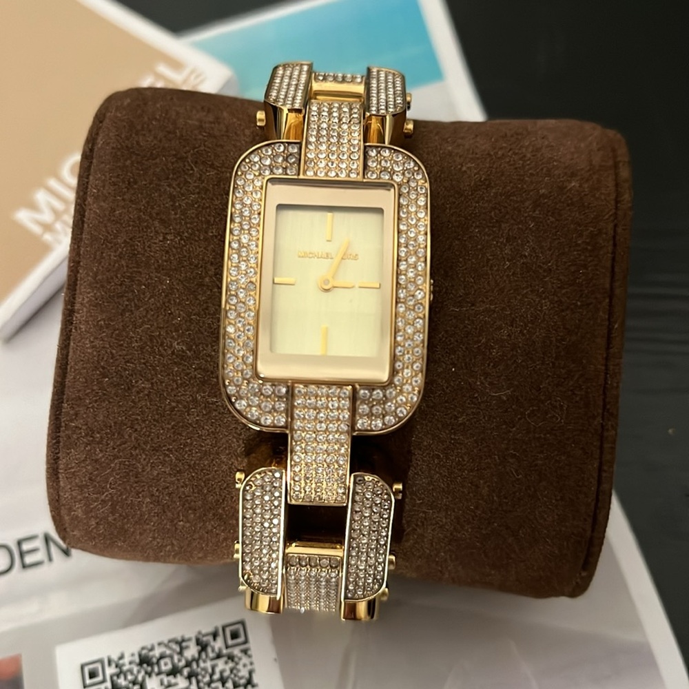 Michael Kors
Champagne colored/Gold toned steel Ø24 mm - Picture 4 of 15